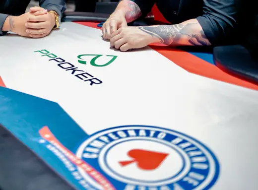 Mesa oficial do CBP com o selo do campeonato no feltro